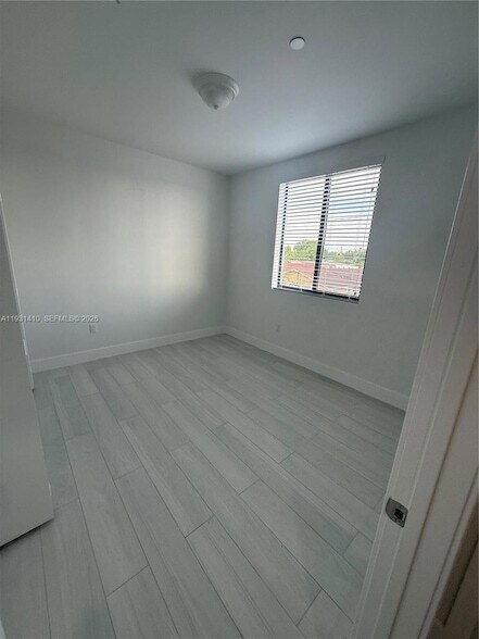 Building Photo - 1091 E 17th St