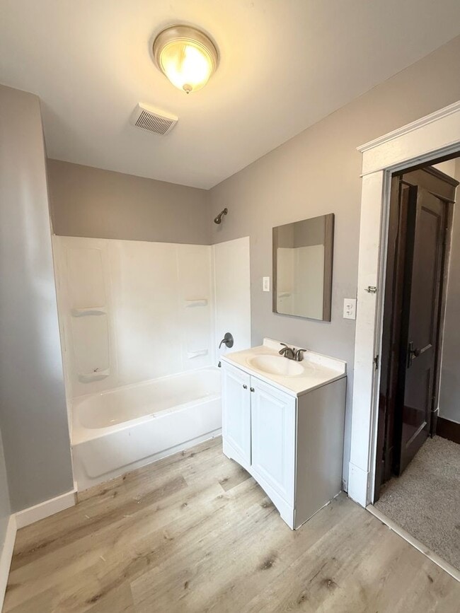 Building Photo - Updated 3 Bedroom 1 Bathroom in North Vers...
