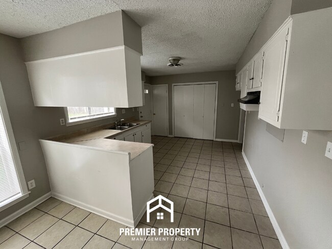 Building Photo - 3-Bedroom Single-Family Home for Rent in Memphis, TN - Vaulted Ceilings & Fenced Yard