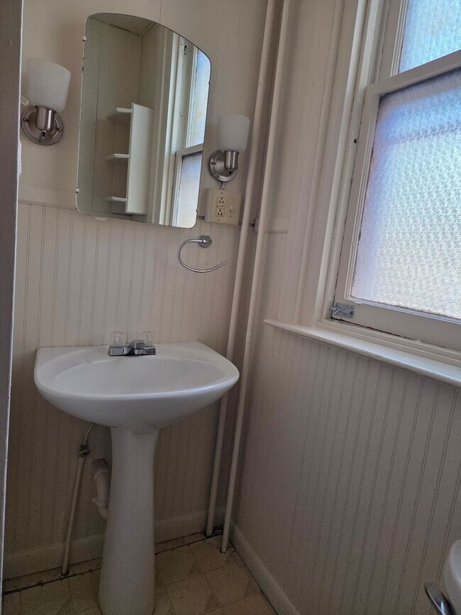 Building Photo - 623 W King St