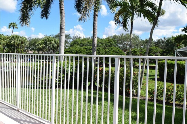 Building Photo - 991 Crestview Cir