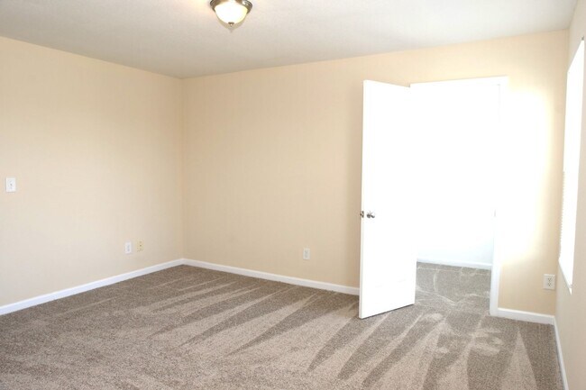 Building Photo - Move-In Special!