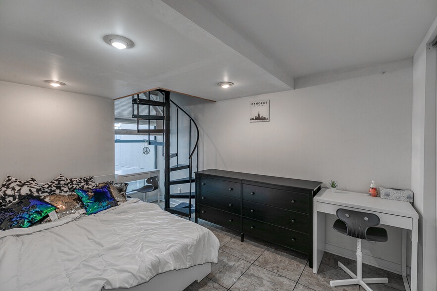 Building Photo - 3 N Christopher Columbus Blvd