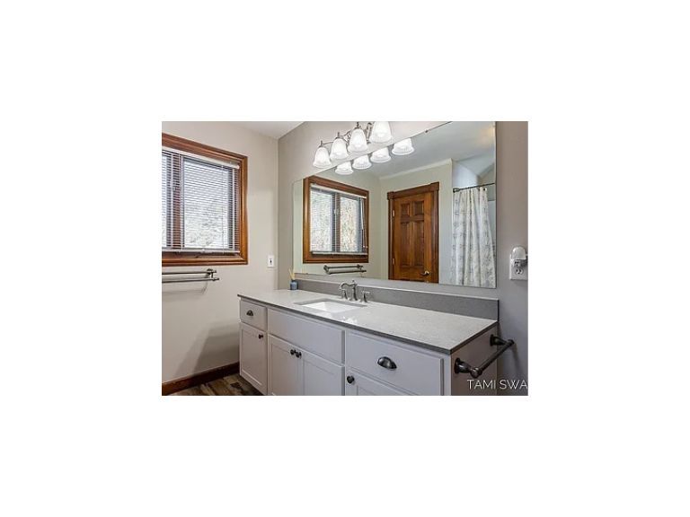 Upstairs Bath - 17756 Brucker St