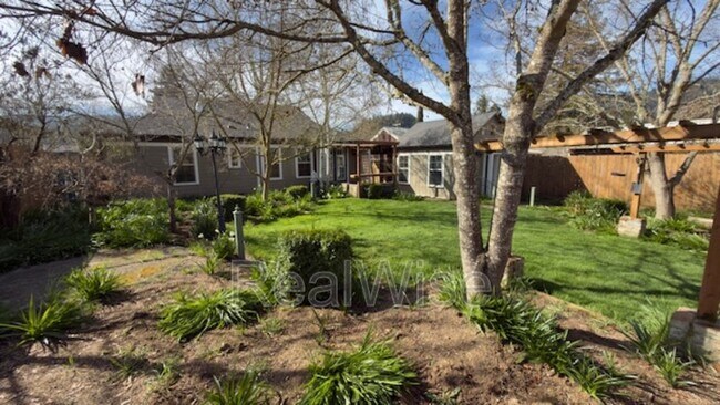 Building Photo - 501 NE Broadway St