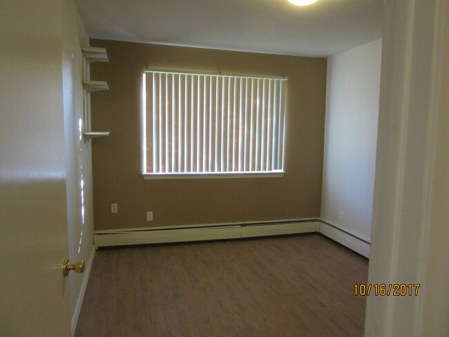 4 BDR Bedroom #1 - 910 E Bellows St