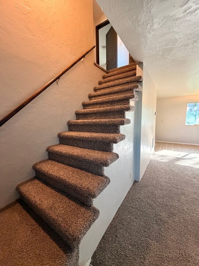 Building Photo - 2-Bedroom Townhouse style apartment