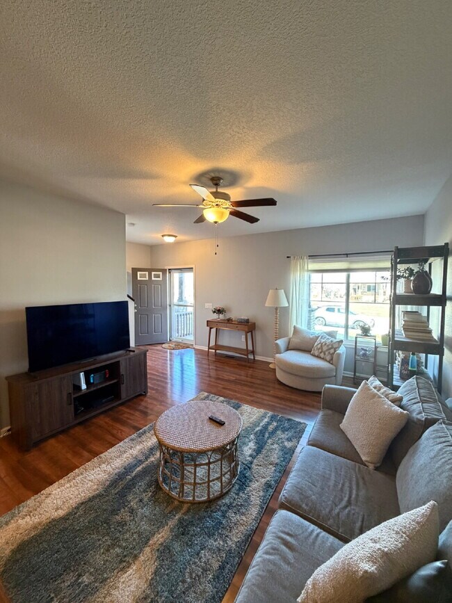 Building Photo - Charming 3-Bed 2.5-Bath Townhouse with Granite Finishes Near Jordan Creek Town Center