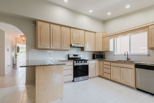 Building Photo - MOVE IN SPECIAL: $500 off the First Month ...