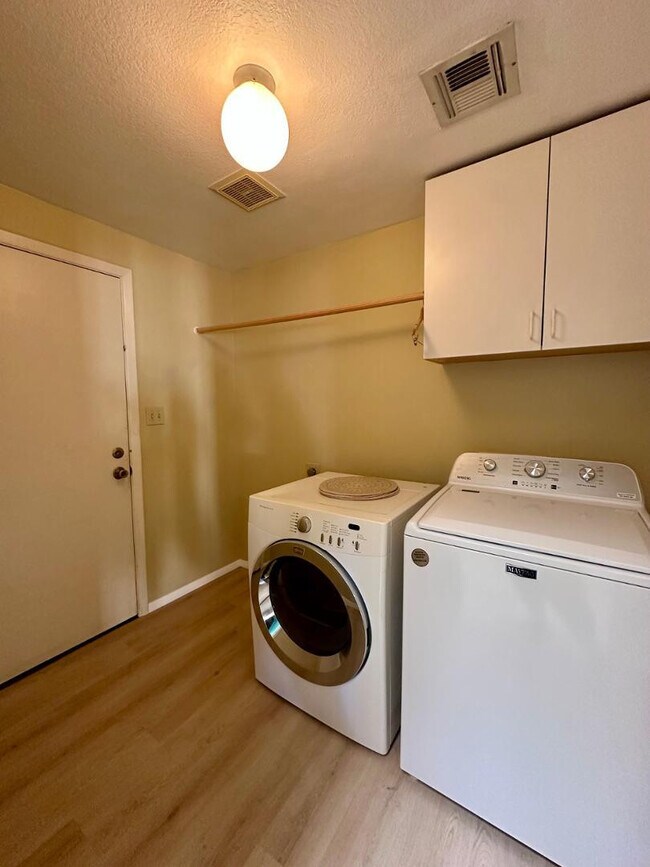 Building Photo - 8878 E Sheena Dr