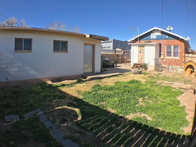 Building Photo - Central El Paso 2 bed REFRIG A/C with Moun...