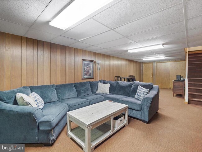 Building Photo - 560 Meadowview Cir