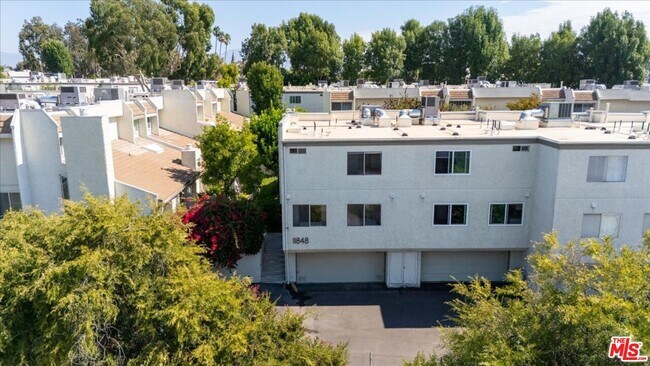 Building Photo - 11848 Moorpark St