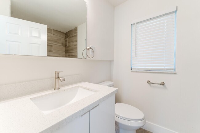 Building Photo - 323 Spanish River Blvd