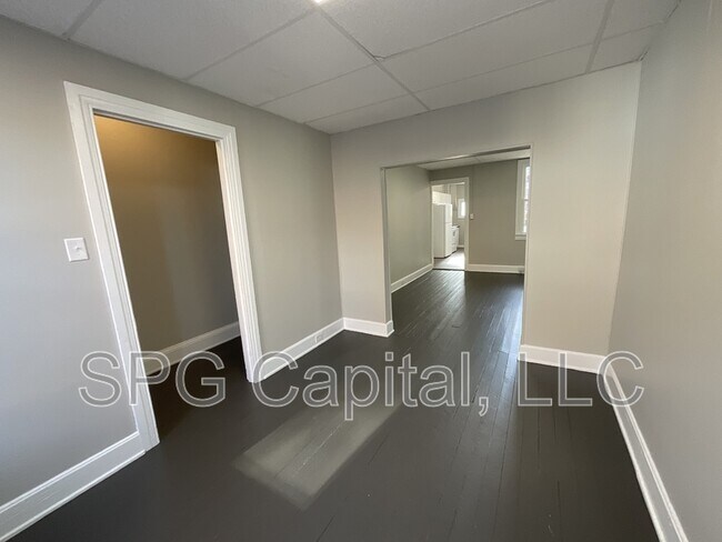 Building Photo - 722 W Mason Ave