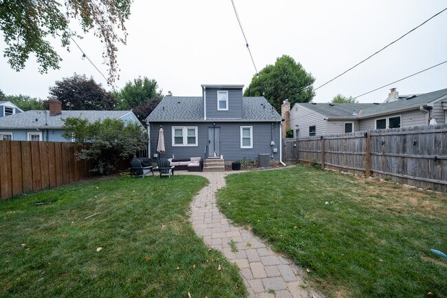 Building Photo - 1606 Grotto St N