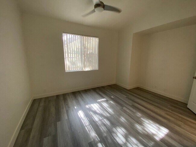 Building Photo - 5155 W Tropicana Ave