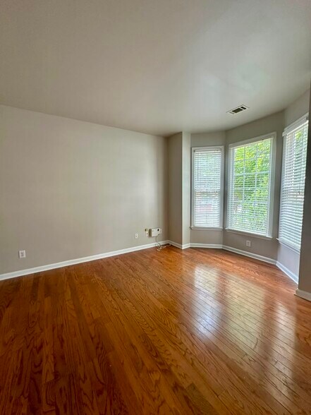 Building Photo - 1023 Tanners Point Dr