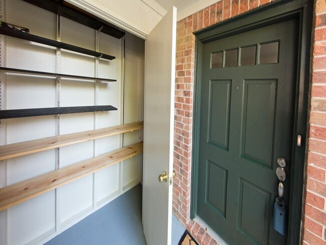 Building Photo - 6534 E Hill Dr