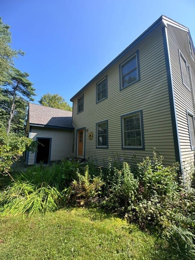 Building Photo - Beautiful 3 Bedroom Brunswick House