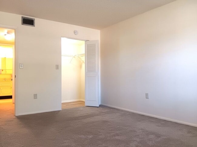 Building Photo - Nice, clean, one-bedroom ground floor unit