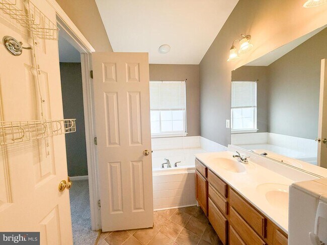 Building Photo - 204 Langley Ct