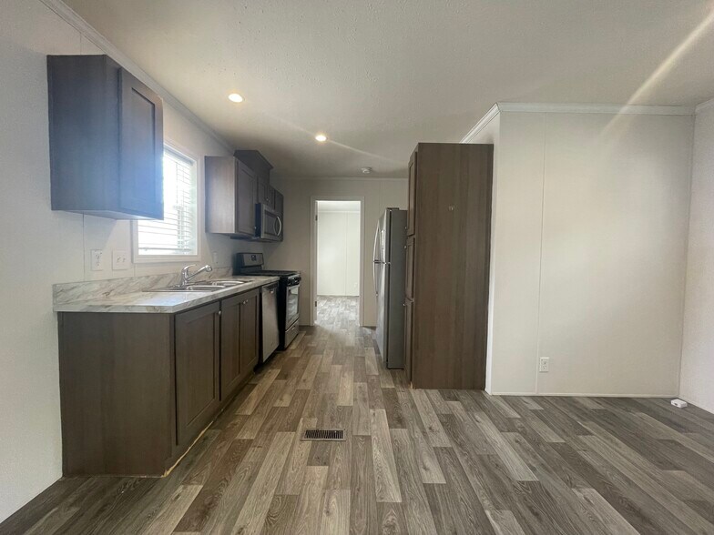 Building Photo - 15862 Villaire Ave
