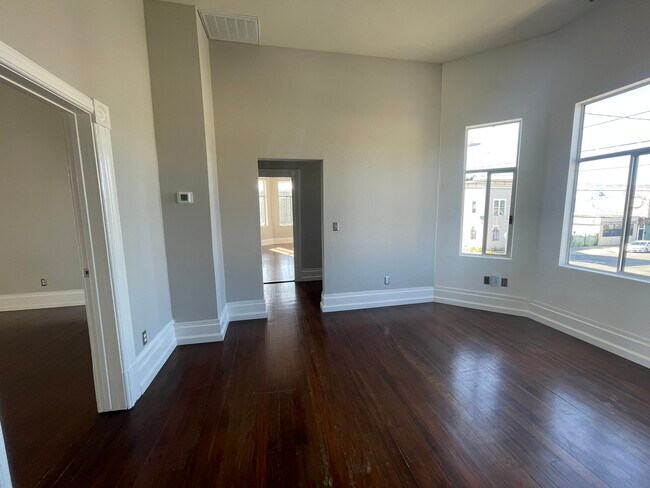 Building Photo - 1534 Center St