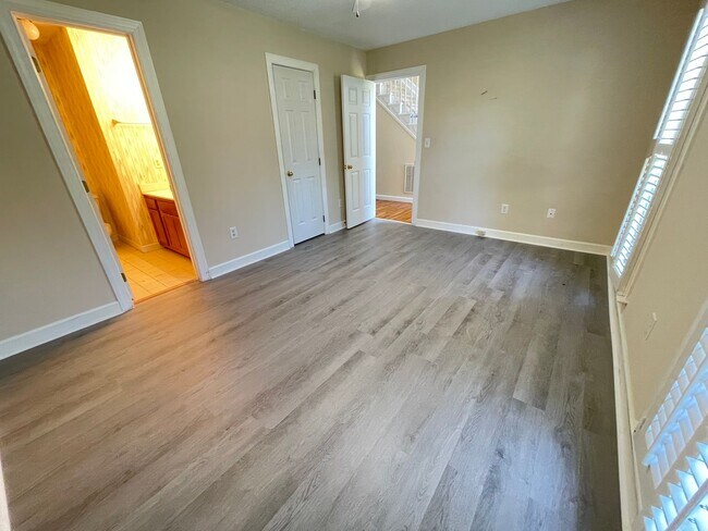 Building Photo - Light & Airy Townhome in Downing Creek, wo...