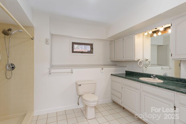 Building Photo - 10 S Oak Forest Dr