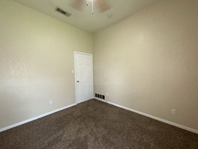 Building Photo - 405 Diana Ln