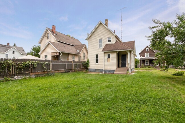 Building Photo - 2 Bed Home with Large Yard & Covered Porch – $1,295/mo