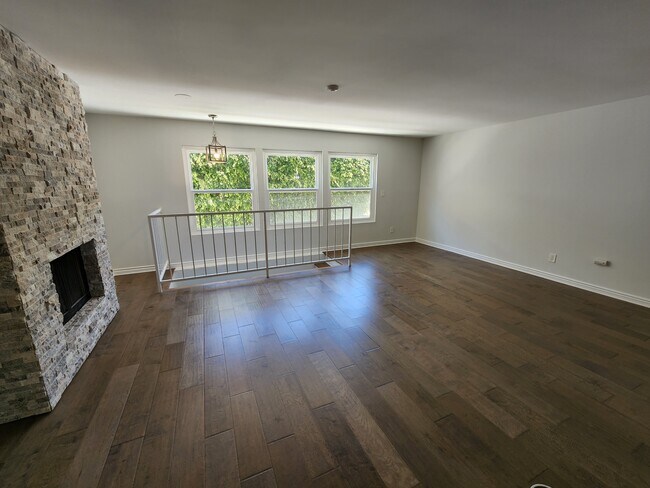 Building Photo - 323 S Broadway