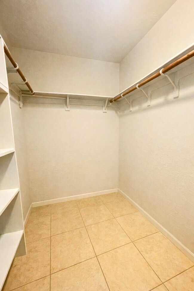 Building Photo - 26864 Calgary Pointe Dr