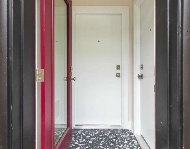 Building Photo - 507 E 60th St