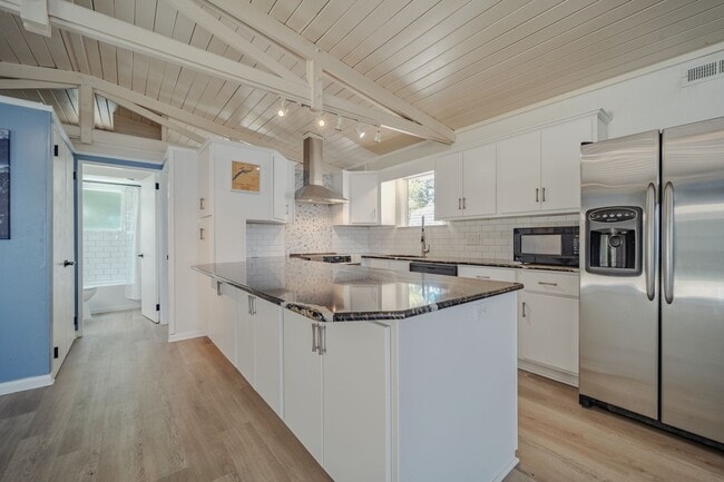 Building Photo - Scenic Lakeview Rental located on Boatman'...