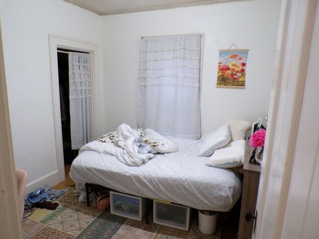 Building Photo - 38 Pine St