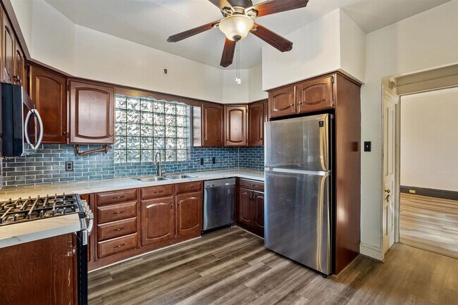 Building Photo - Spacious 5 Bedroom, 1.5 Bath Home in York,...