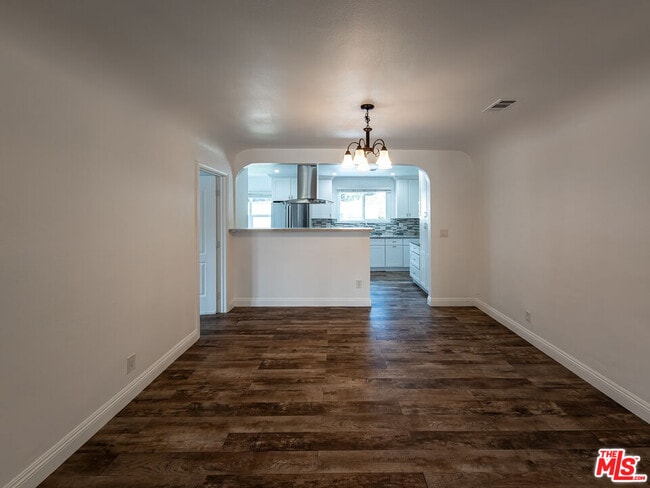 Building Photo - 723 W Doran St