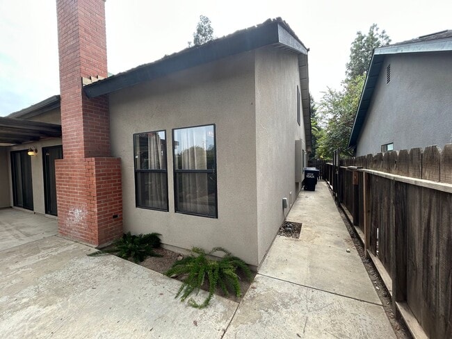 Building Photo - 3 bedroom 2 bathroom in central Visalia!