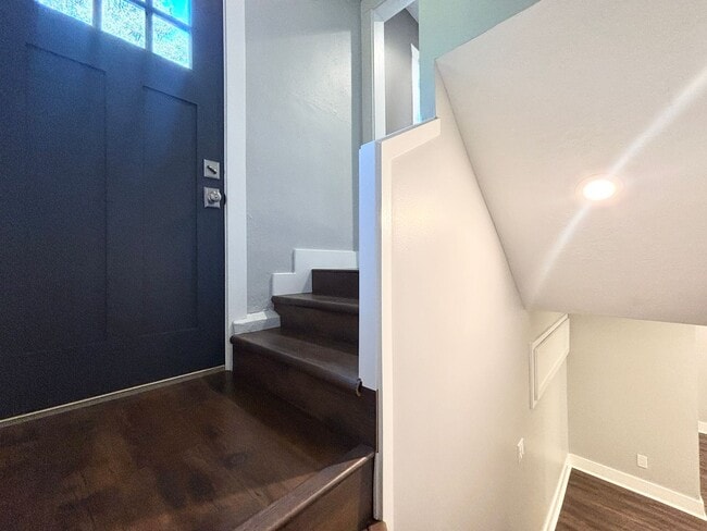 Building Photo - Stunning Remodel Near 9th & 9th!