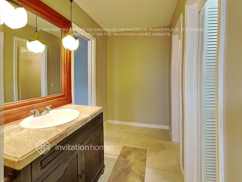 Building Photo - 1124 N 46th Ave