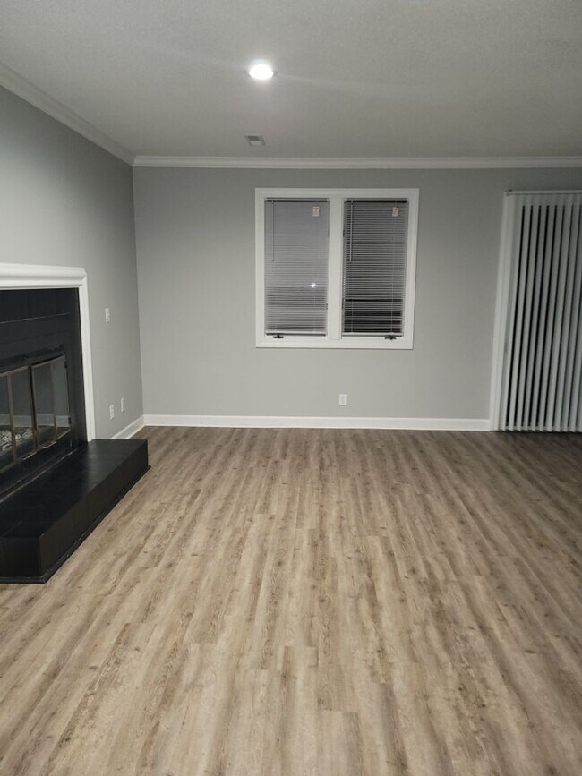 Building Photo - Coming Soon.... Spacious 3 Bedroom 2.5 Bath Townhome!!