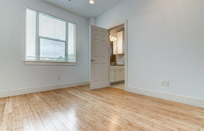 Building Photo - 3301 Thomas Kincheon St