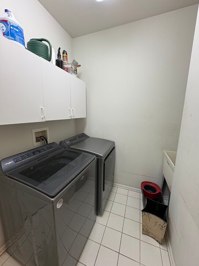 Building Photo - 950 Nathaniel Trail