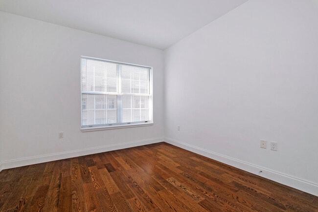 Building Photo - 10 Byron Pl