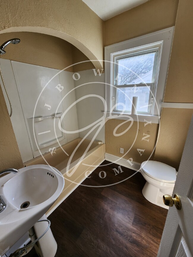 Building Photo - 3 bed 1 bath over 1200 Sq ft. and full basement!