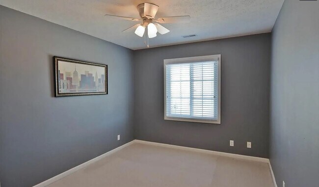 Building Photo - Modern 3 Bedroom 4 Bathroom Bellevue Home!
