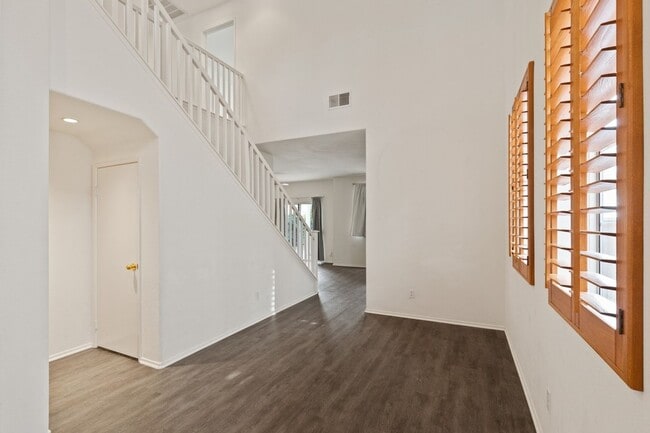 Building Photo - Beautiful 3BD/2.5BA In The Highly Coveted ...