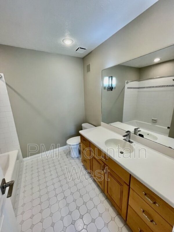 Building Photo - 499 N 200 W